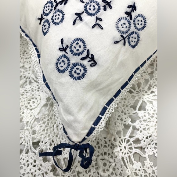 Ralph lauren Cote D’Azure accent pillow white linen embroidered 20” x 20” - Picture 12 of 13